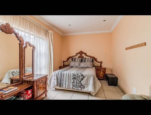 6 BEDROOM HOUSE FOR SALE IN PARKRAND